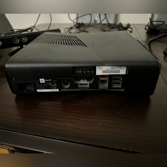 Xbox 360 S With Kinect, Energizer controller stand, and 5 controllers - Picture 3 of 7